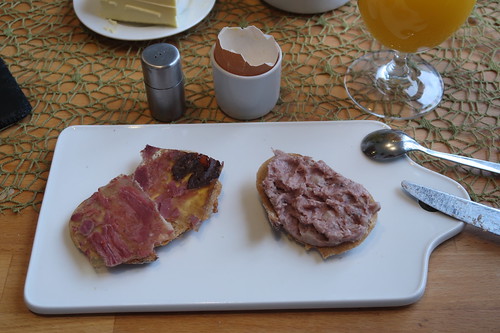Rindfleischsülze mit Trockenobst und Zwiebel-Apfel-Leberwurst auf Quark-Buttermilch-Brot