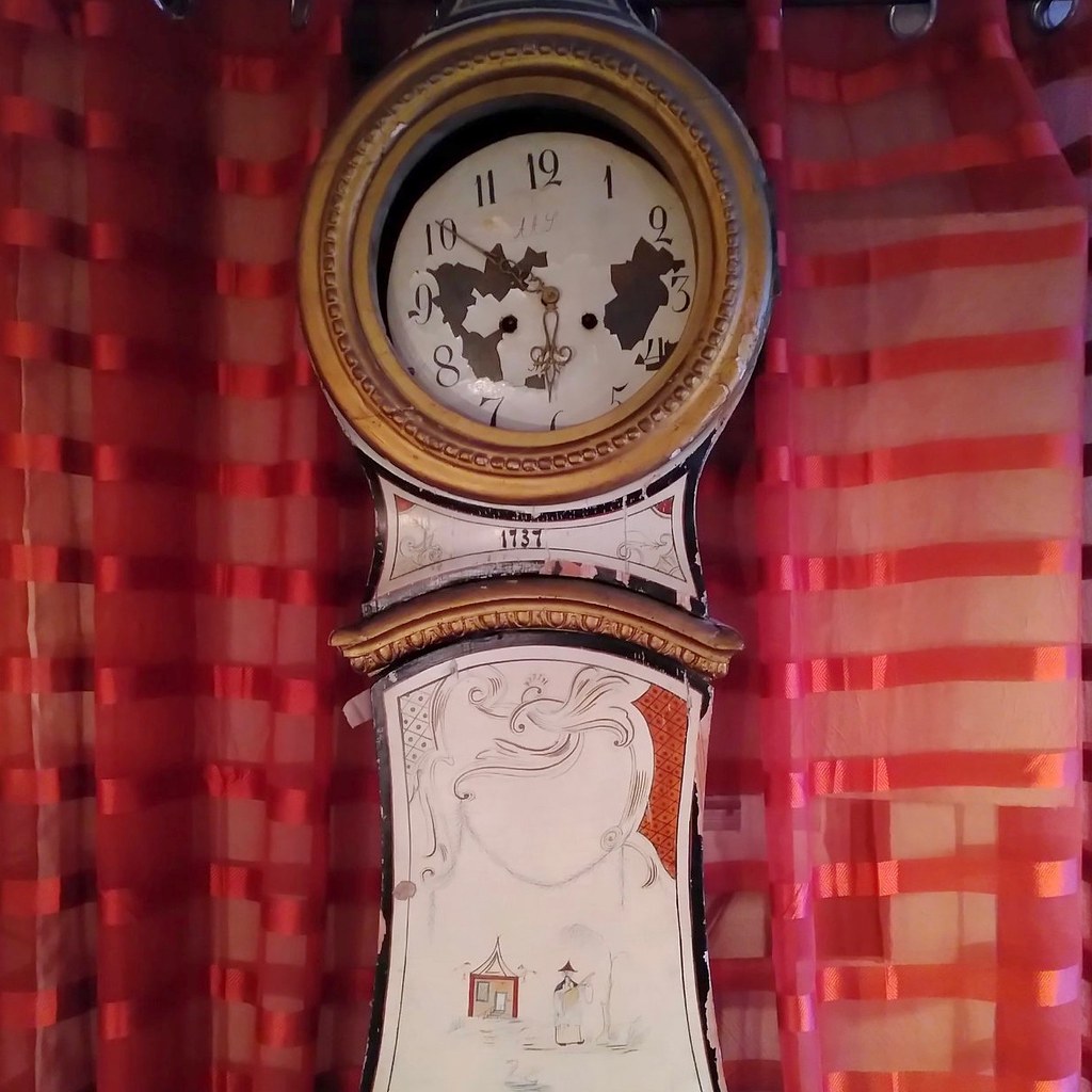 1737 Clock