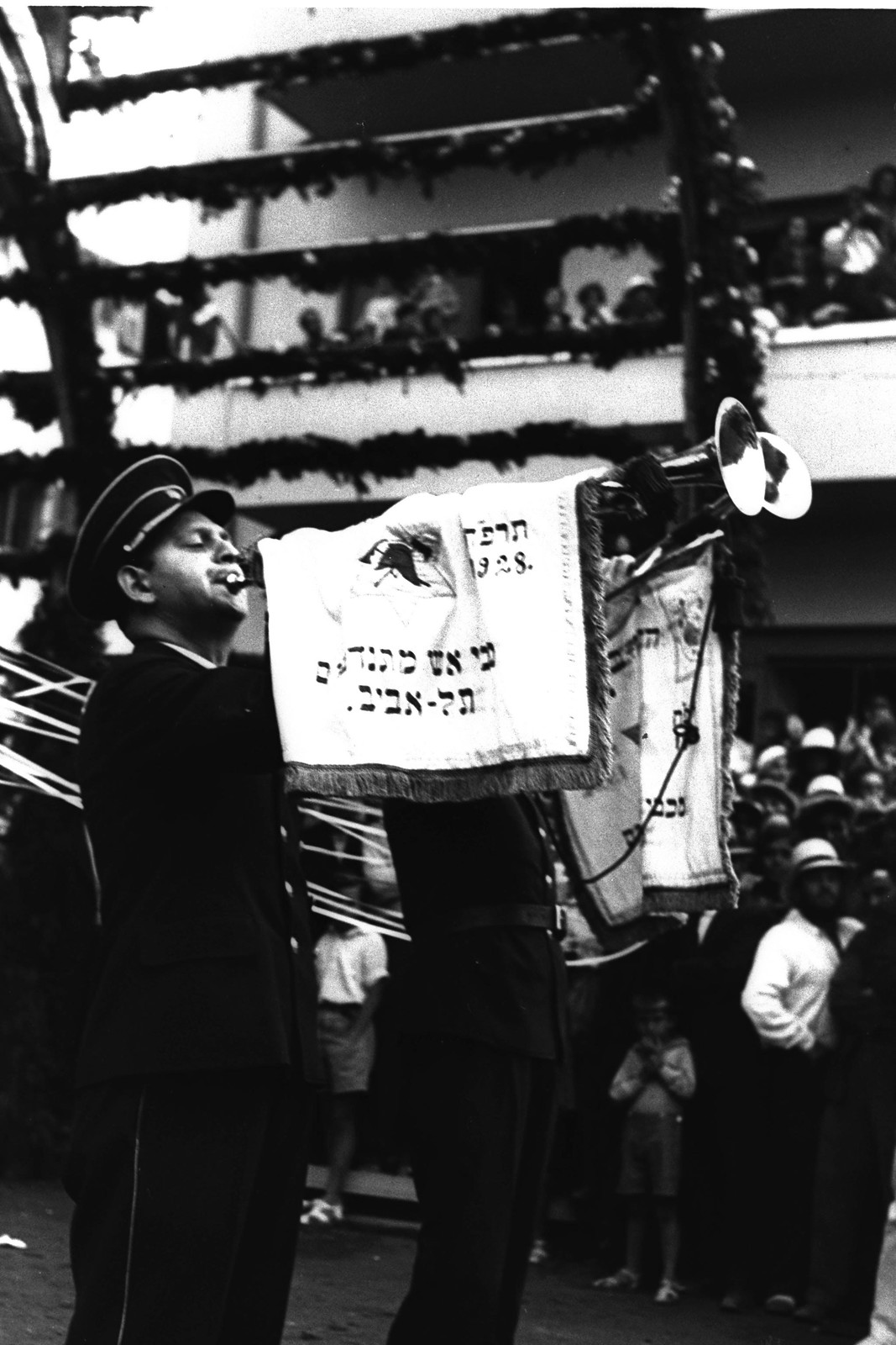1935. Церемония открытия улицы «Кинг Джордж» в Тель-Авиве. На фото оркестр пожарной части выступает на церемонии.