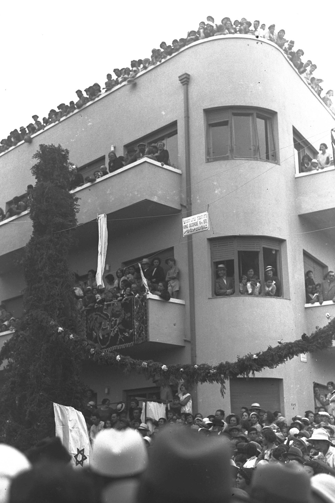 1935. Церемония открытия улицы «Кинг Джордж» в Тель-Авиве. На фото жители Тель-Авива наблюдают за церемонией с балконов и крыш домов.