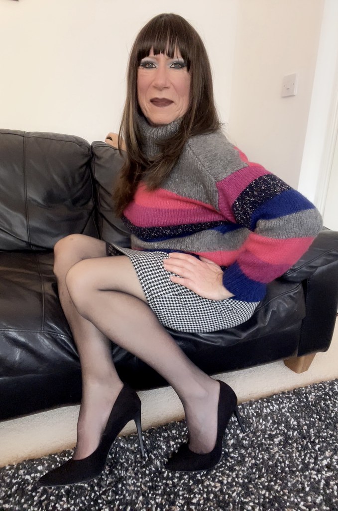 Sweater, short skirt and heels 😊❤️