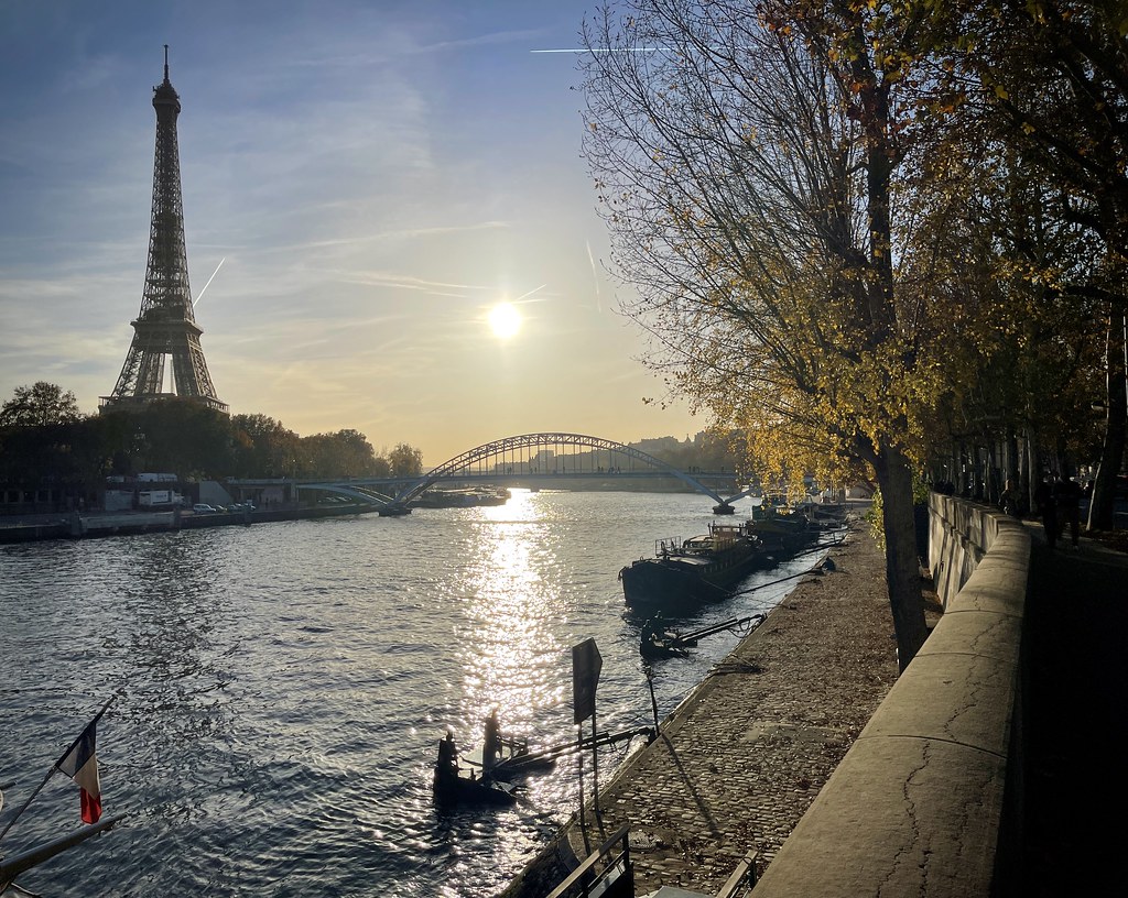 Coucher de soleil sur la Seine et la tour Eiffel