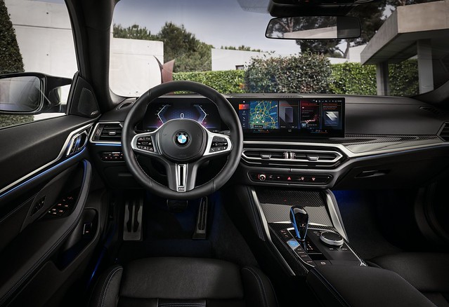 [新聞照片三] 維持品牌始終堅持的駕駛者導向座艙設計，BMW i4內裝透過俐落、乾淨的設計語彙，呈現品牌全新的豪華現代車室氛圍