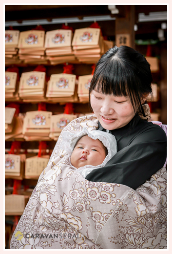 八事塩竈神社でお宮参り　ママと赤ちゃん