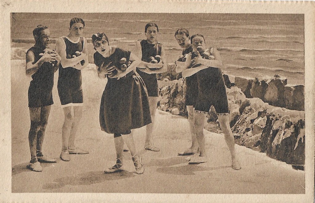 Maria Jacobini with men on a beach