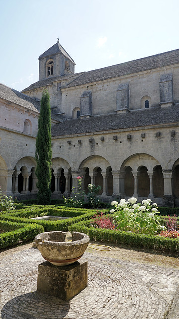 Sénanque Abbey - The Romanesque cloister and the church of Notre-Dame-de-Sénanque (explored)