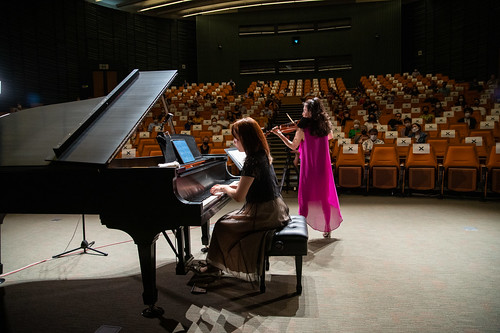 2021年11月2日、OIST財団から寄贈されたヴィンテージスタインウェイピアノで、ピアニスト大藪祐歌さんがヴァイオリニスト加野景子さんの伴奏を行った。