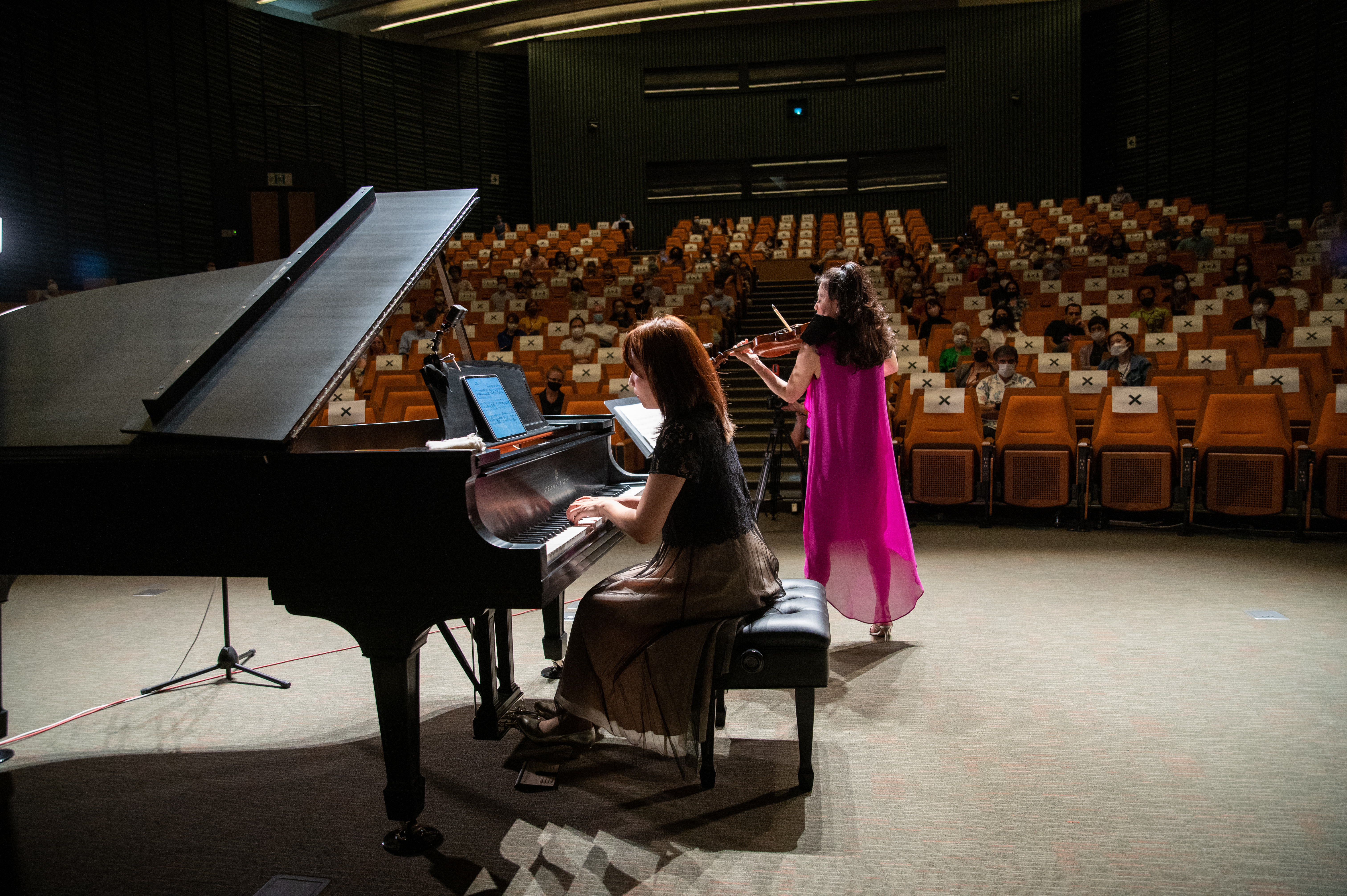 2021年11月2日、OIST財団から寄贈されたヴィンテージスタインウェイピアノで、ピアニスト大藪祐歌さんがヴァイオリニスト加野景子さんの伴奏を行った。