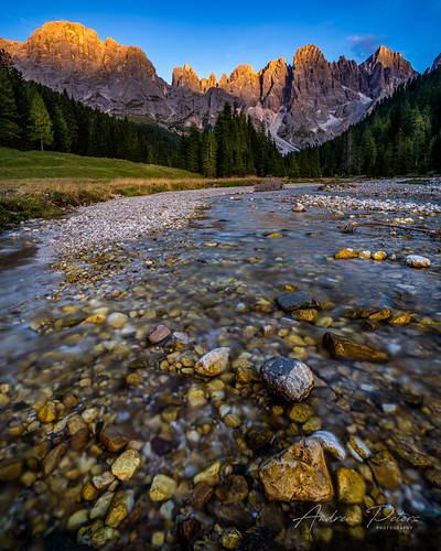 A7305657_s, sonyfe1224g valvenegia venegia paneveggio paledisanmartino tonadico trentino province wasser water bach creek sunset sonnenuntergang wolken clouds licht light alpenglühen alpenglow dolomiten dolomites dolomiti mountains berge alps alpen aussicht view südtirol alto adige southtyrol autumn september 2021 northernitaly italy italien norditalien