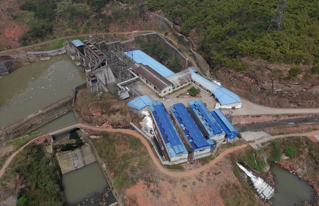 四川一座建在水電站旁邊的比特幣礦場。曾經許多礦場都會像這樣直接連接到發電站，以利用雨季產生的廉價多餘電力。圖片來源：Alamy