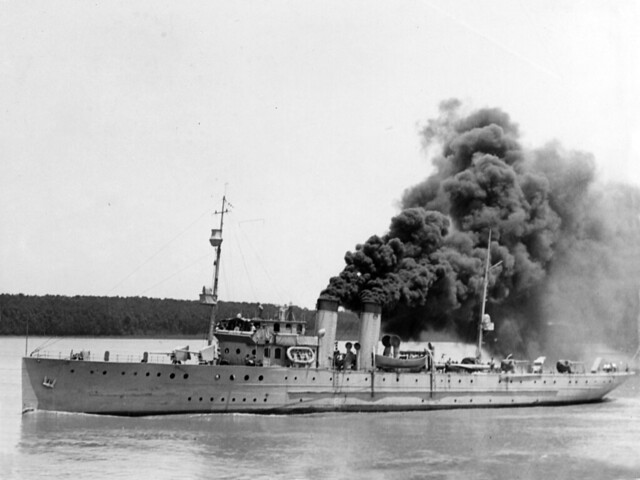 USS Isabel (SP-521) making smoke  on the Yangtze River in 1921.