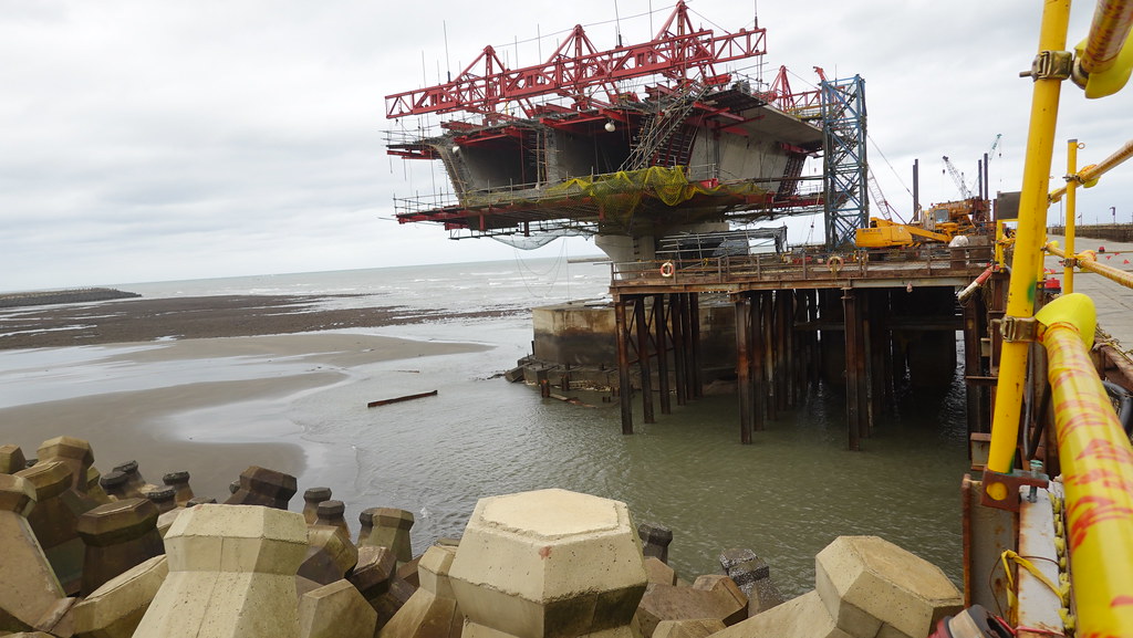 三接的棧橋正在施工當中，左側即為大潭藻礁。孫文臨攝