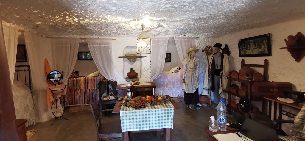 salon y camas dormitorio interior cueva Museo Etnográfico Casas Cuevas Artenara Isla de Gran Canaria 01