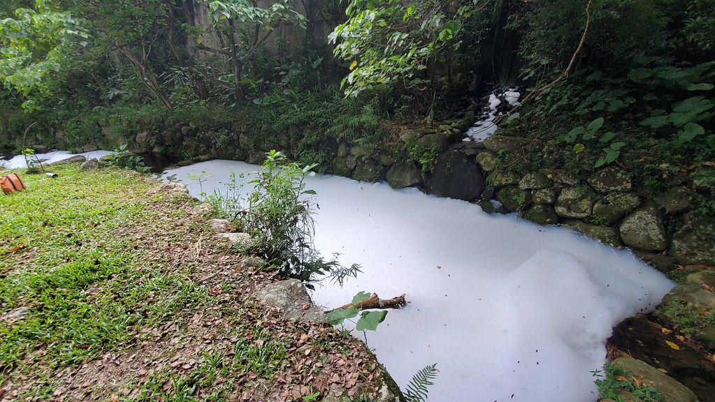 今年9月有消防公司測試設備後將消防泡沫排入景美溪，遭環保局開罰。資料照，台北市環保局提供