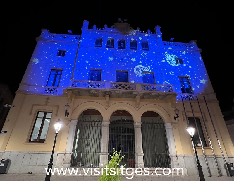 Proyecciones audiovisuales en la fachada del Ayuntamiento de Sitges en Navidad 2021
