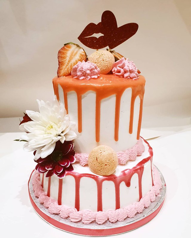 Cake by Simple Cakes and Bakes