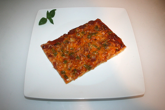 12 - BiFi Pizza with bell pepper & onion - Served / BiFi-Pizza mit Paprika & Zwiebel - Serviert