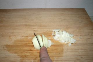 02 - Cut onion in slices / Zwiebel in Spalten schneiden