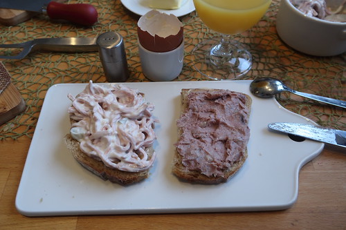 Fleischsalat und Zwiebel-Apfel-Leberwurst auf Quark-Buttermilch-Brot
