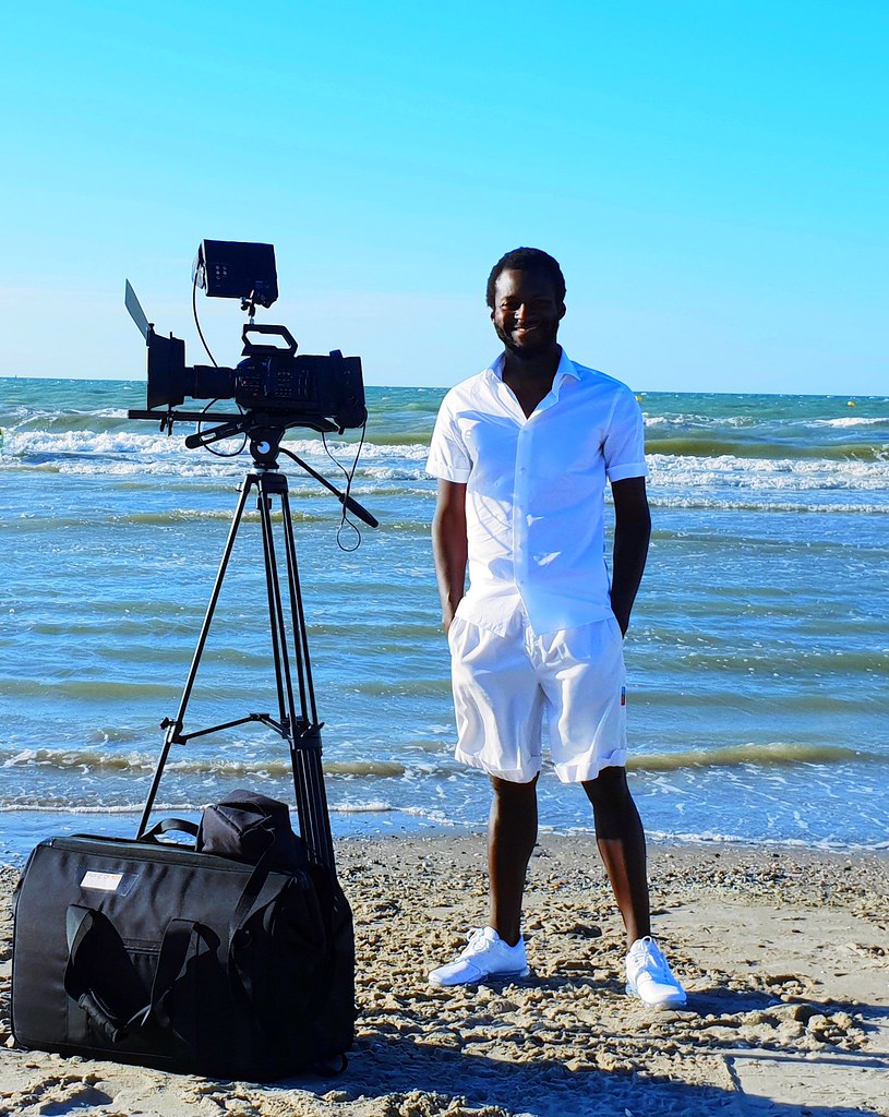 Emmanuel Buriez filmant sur la plage