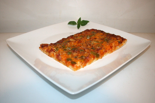 13 - BiFi Pizza with bell pepper & onion - Side view / BiFi-Pizza mit Paprika & Zwiebel - Seitenansicht