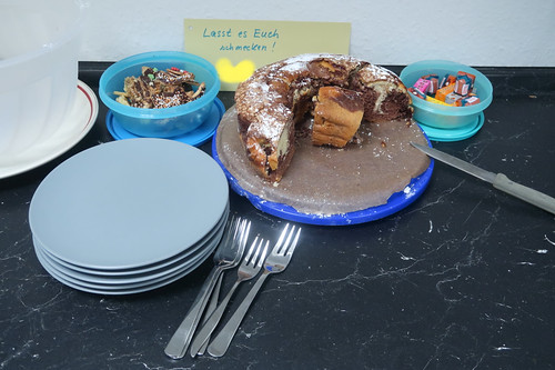Marmorkuchen, Weihnachtsplätzchen und Süßigkeiten (von einer Kollegin anlässlich ihres Geburtstags mitgebracht und in die Teeküche gestellt)