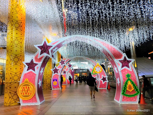 遠東Sogo百貨台北忠孝館聖誕燈飾，Christmas decoration of Far Eastern SOGO  department store Chung-Hsiao branch , Taipei, Taiwan, SJKen,  Nov 26, 2021.