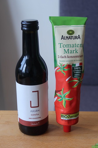 Tomatenmark und Rotwein (als wesentliche weitere Zutaten)