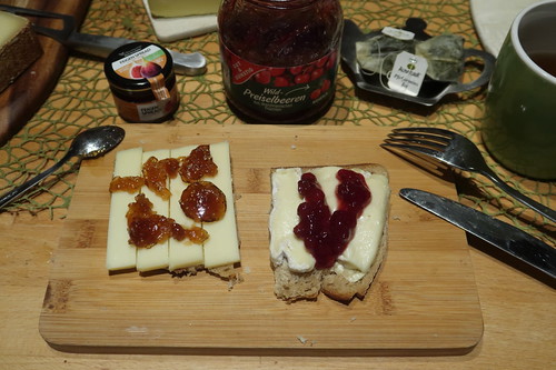 Warhus Hausmarke mit Aprikosen Spread sowie Brie de Meaux mit Preiselbeeren auf Buttermilch-Quark-Brot