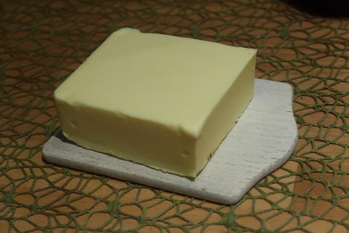 Beim Tischdecken vergessene Butter