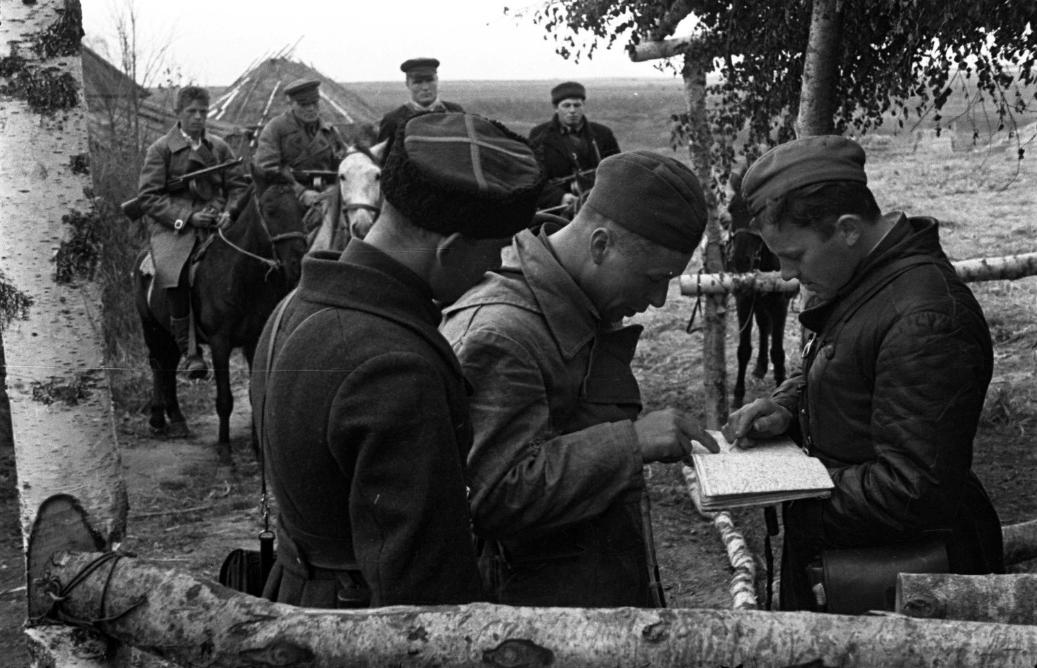 1943. Совещание партизанского штаба у карты