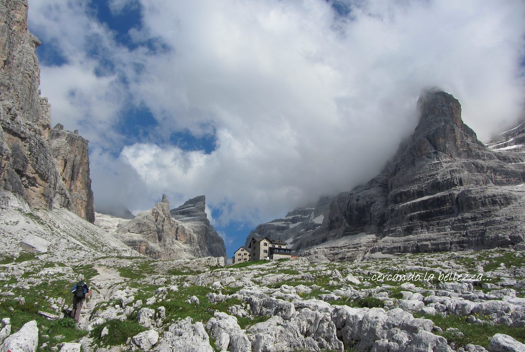 BOCCHETTE DI BRENTA - RIFUGI TUCKETT F. – SELLA Q. Ubicati su un ripiano roccioso sono una delle basi di partenza per le Bocchette di Brenta. Dolomiti di Brenta, Trentino-Alto Adige/Sudtirol, ITALIA.