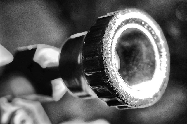 Einstellrad einer alten Lötlampe – Industrie Produkt Schwarz Weiß Makro Kunst Fotografie.