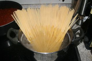 19 - Cook spaghetti / Spaghetti kochen