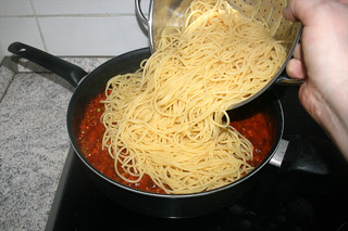 26 - Put spaghetti in pan / Spaghetti in Pfanne geben