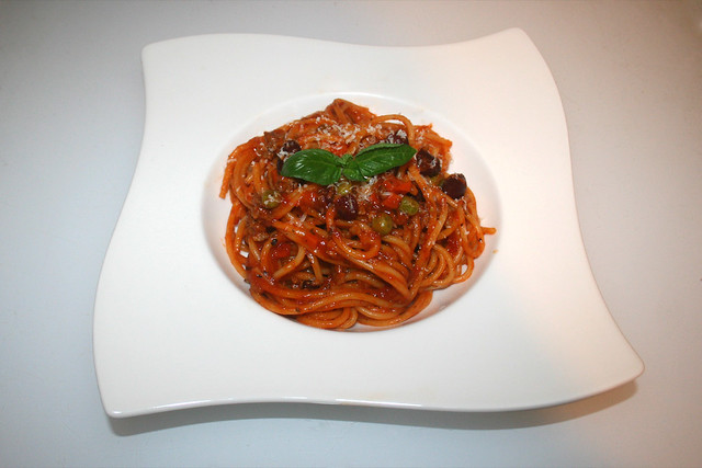 28 - Spaghetti with mincemeat tomato sauce - Served / Spaghetti mit Hackfleisch-Tomatensauce - Serviert