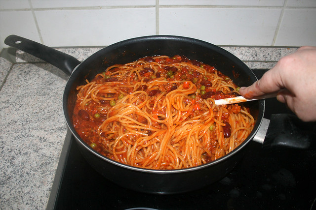 27 - Combine spaghetti with sauce / Spaghetti mit Sauce vermischen