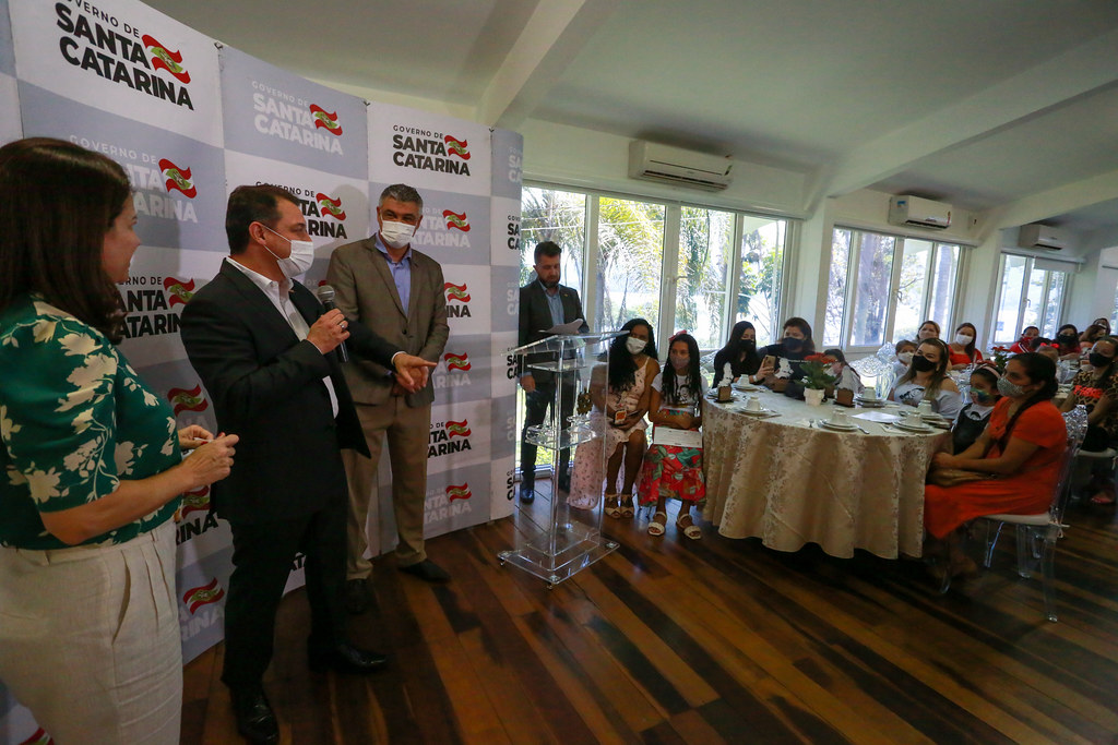 Governador Carlos Moisés entrega troféus do 3º Prêmio Honestidade nas Escolas