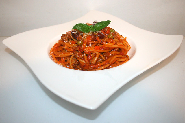 29 - Spaghetti with mincemeat tomato sauce - Side view  / Spaghetti mit Hackfleisch-Tomatensauce - Seitenansicht