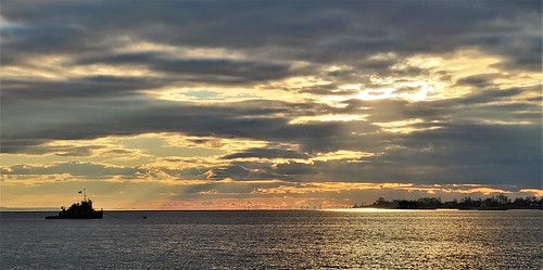 61 sunset tug tugboat skyline norwalkct rowaytonct longislandsound manhattanasmallislandoffthecoastofamerica