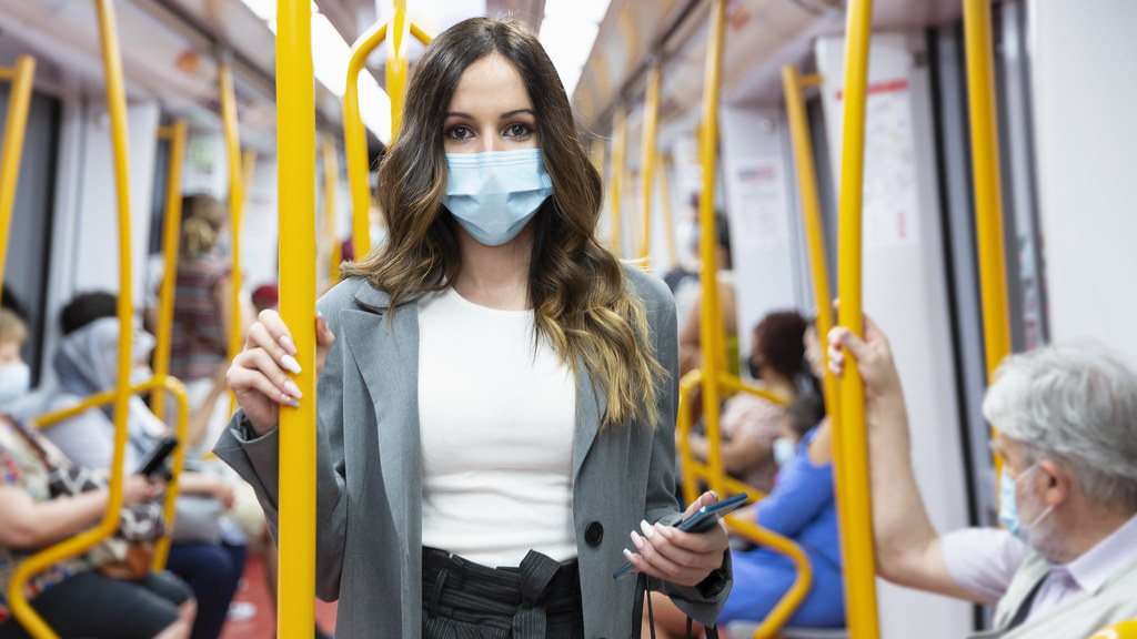 一名妇女戴着口罩上了地铁。
