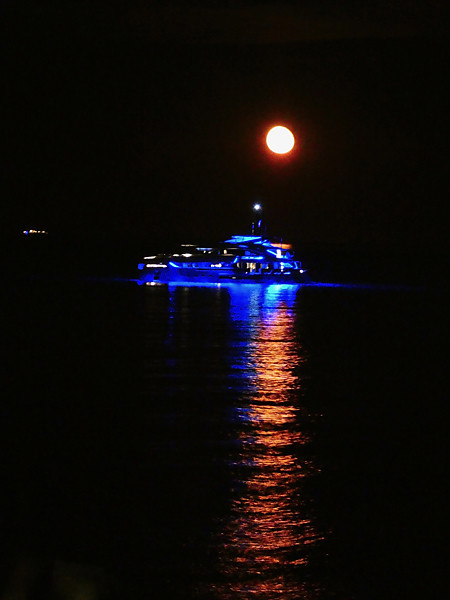 lune et bateau