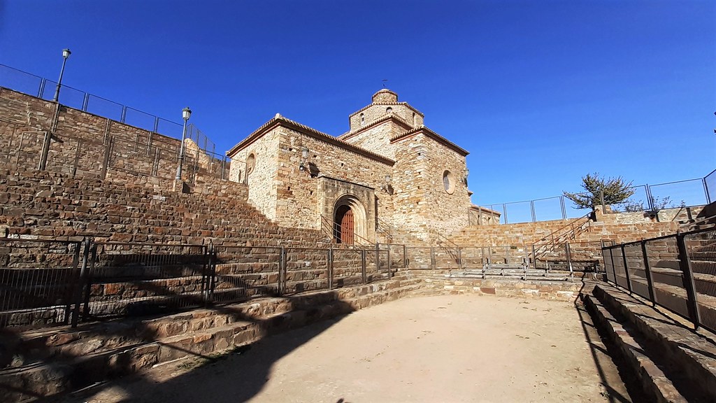San Pedro Manrique - Recinto para el Paso del Fuego - Ermita de la Virgen de la Peña (s.XIII).