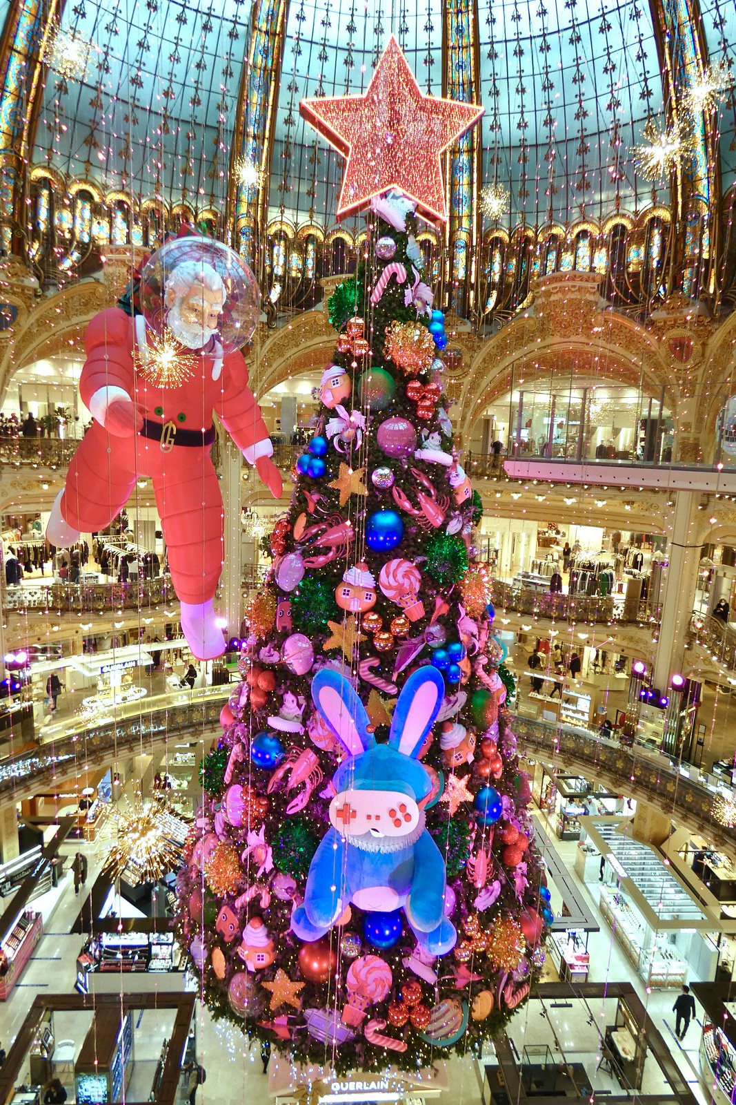 L'arbre de Noël 2021 aux Galeries Lafayette (et une piste de rollers !)