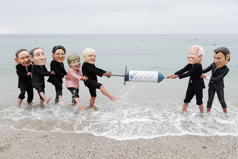 今年 6 月在 G7 高峰會期間，運動人士扮成歐美國家領袖爭奪疫苗。（圖片來源：半島新聞台）