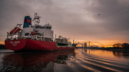 Coral Siderea. by Ade McCabe, Checked the Ship Tracker App whilst enjoying the sunrise at The National Waterways Museum in Ellesme