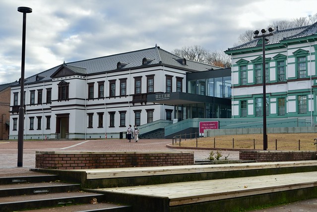県立歴史博物館と国立工芸館
