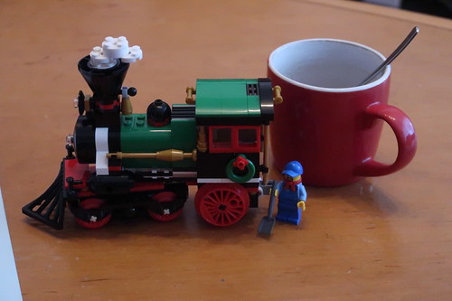 Kaffee zum Zusammenbau der Lok meines Lego-Weihnachtszuges (fertige Lok)