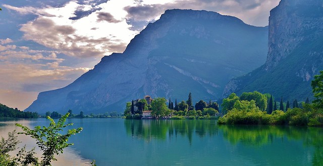 Italy, Lake Toblino with Toblino Castle,  79230/20250