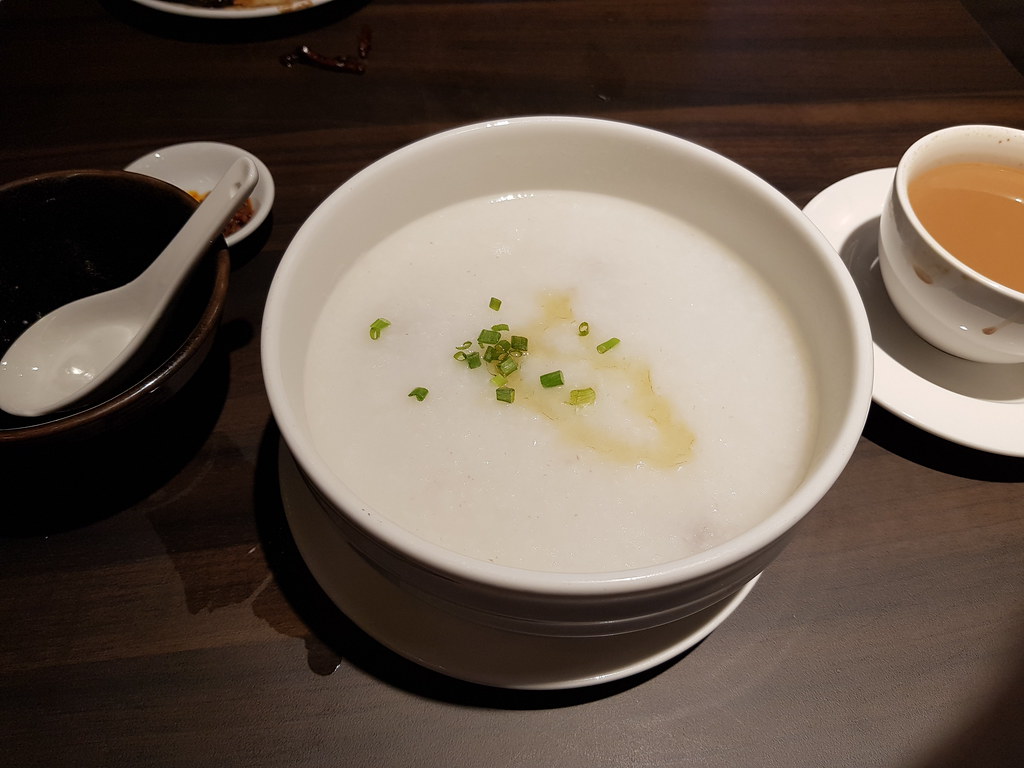 窩蛋牛肉粥 Sliced beef & raw egg Porridge rm$10 @ 大茶店 Dai Cha Dim USJ1 Damen Mall